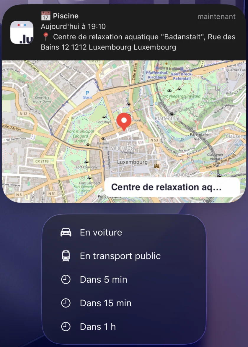 Notification d'un rendez-vous affichant le lieu sur une mini-carte avec vignette de la rue, et les actions En voiture, En transport public et report